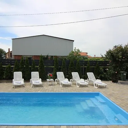 Bianca Mit Pool Nah Am Lanterna